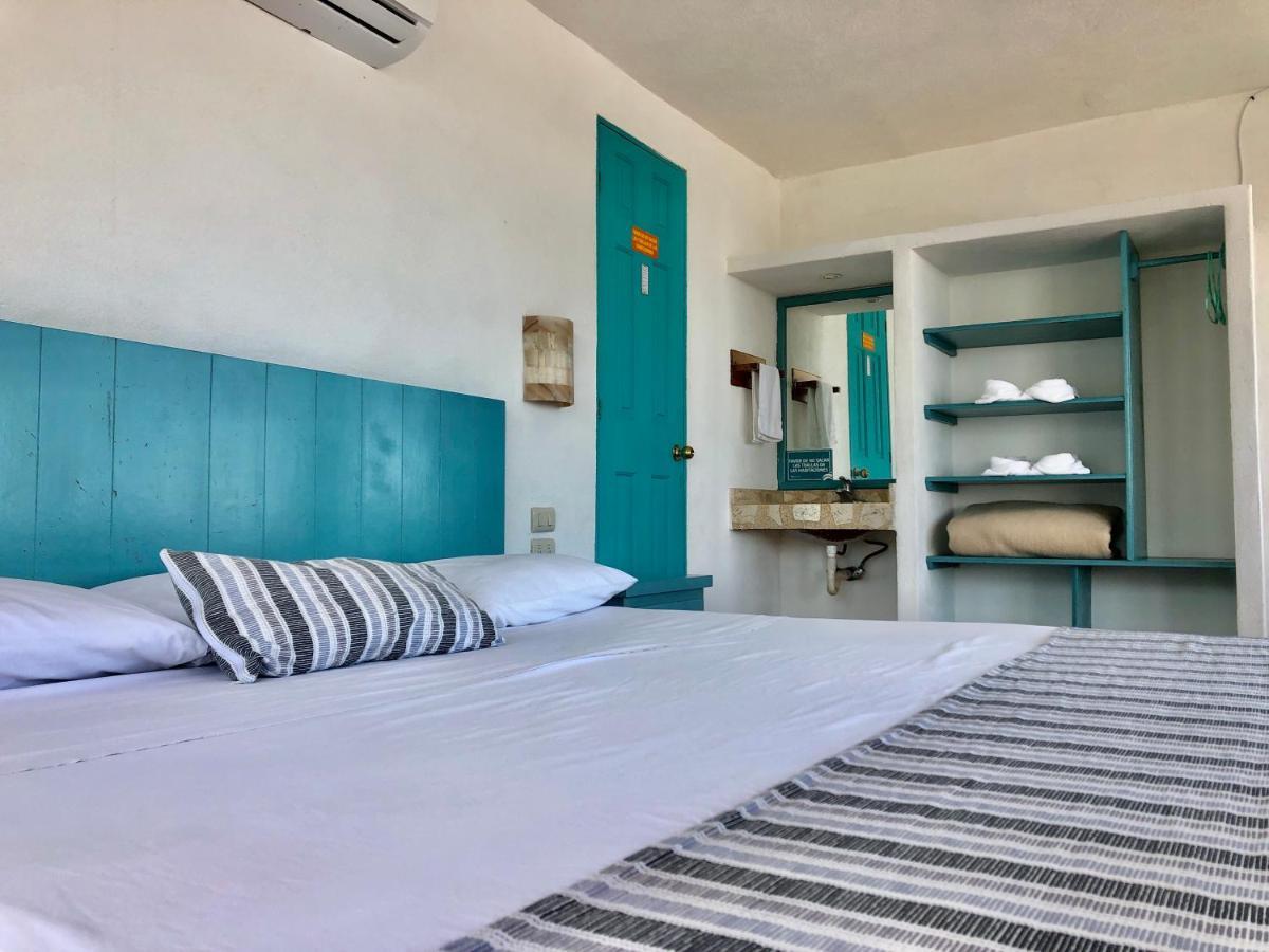 Habitación con cama extragrande.