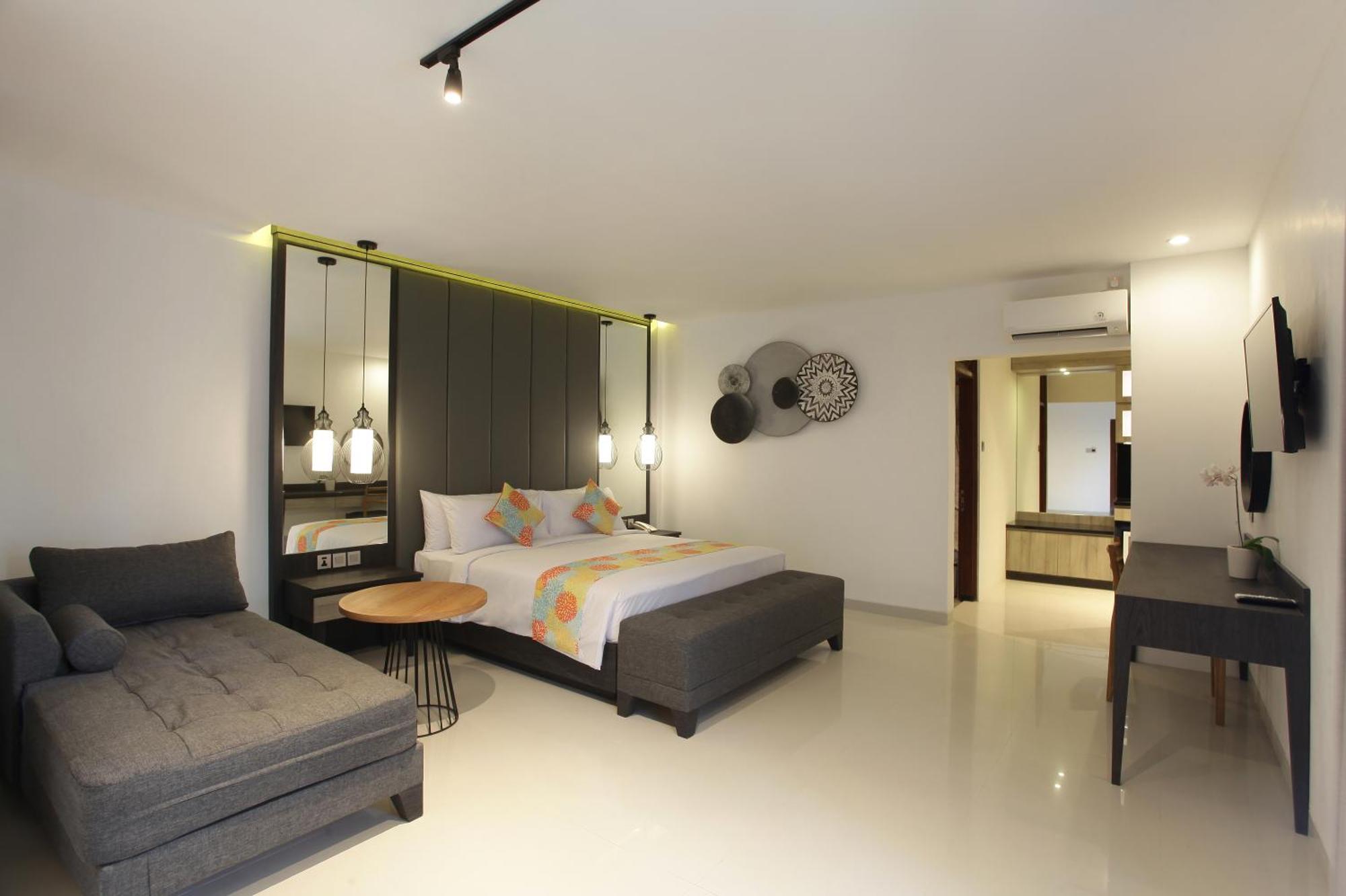 Suite with Sofa Bed and Bathtub