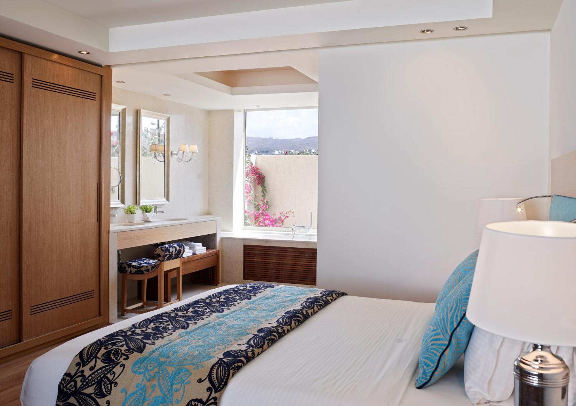 2 Bedroom Spa Suite Sea View Private Heated pool 2 Beach Cabanas