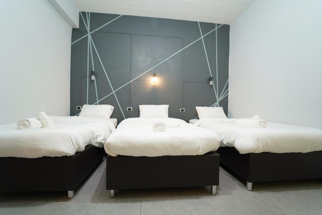 Deze driepersoonskamer heeft een gedeelde badkamer.
