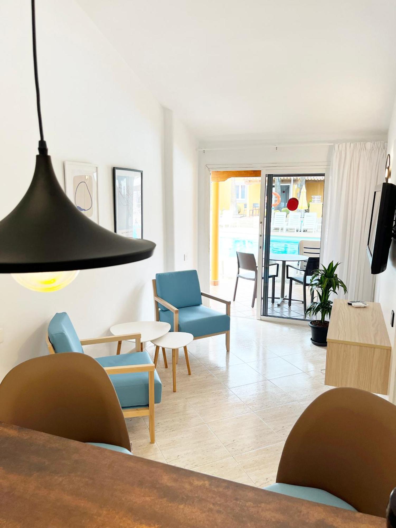 Habitación con cama extragrande.