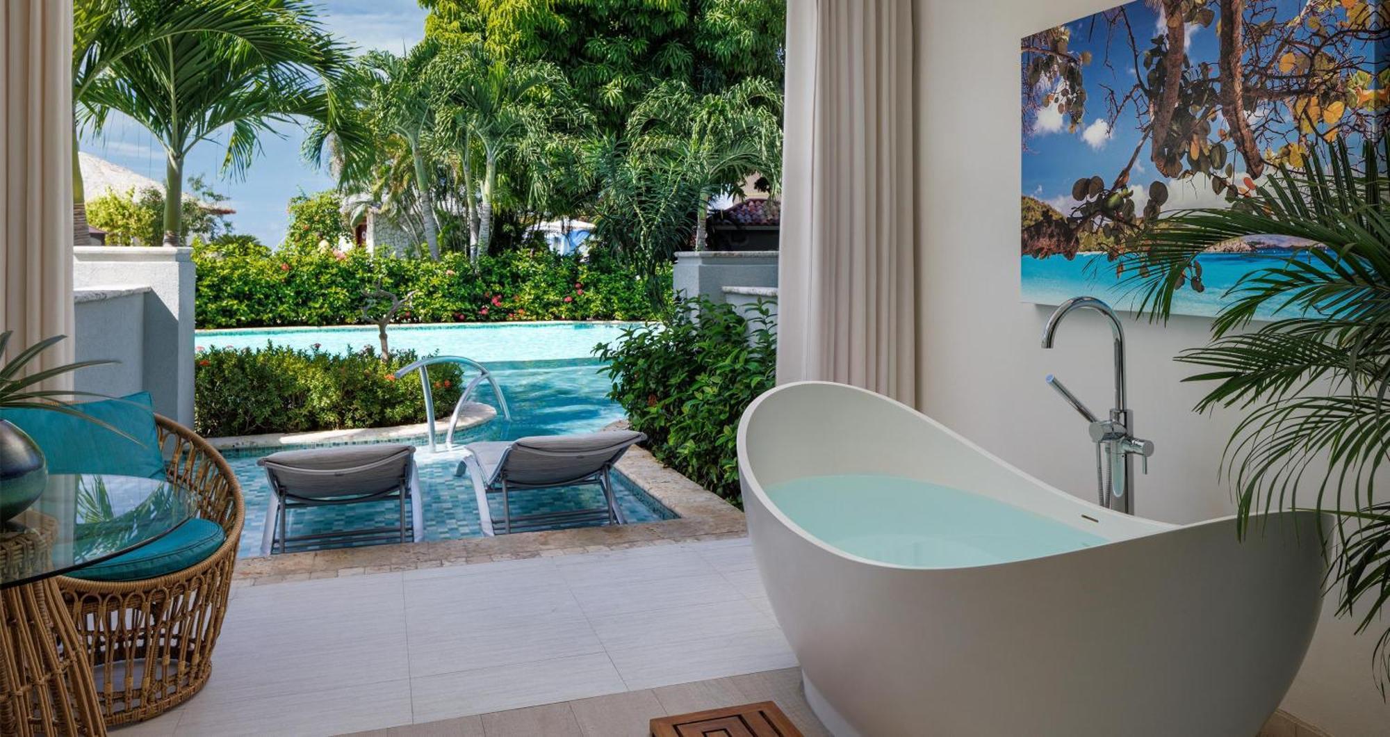 Crystal Lagoon Swim-up Club Elite Luxury Room w or Patio Tranquility Soaking Tub,1645689885:JPEG