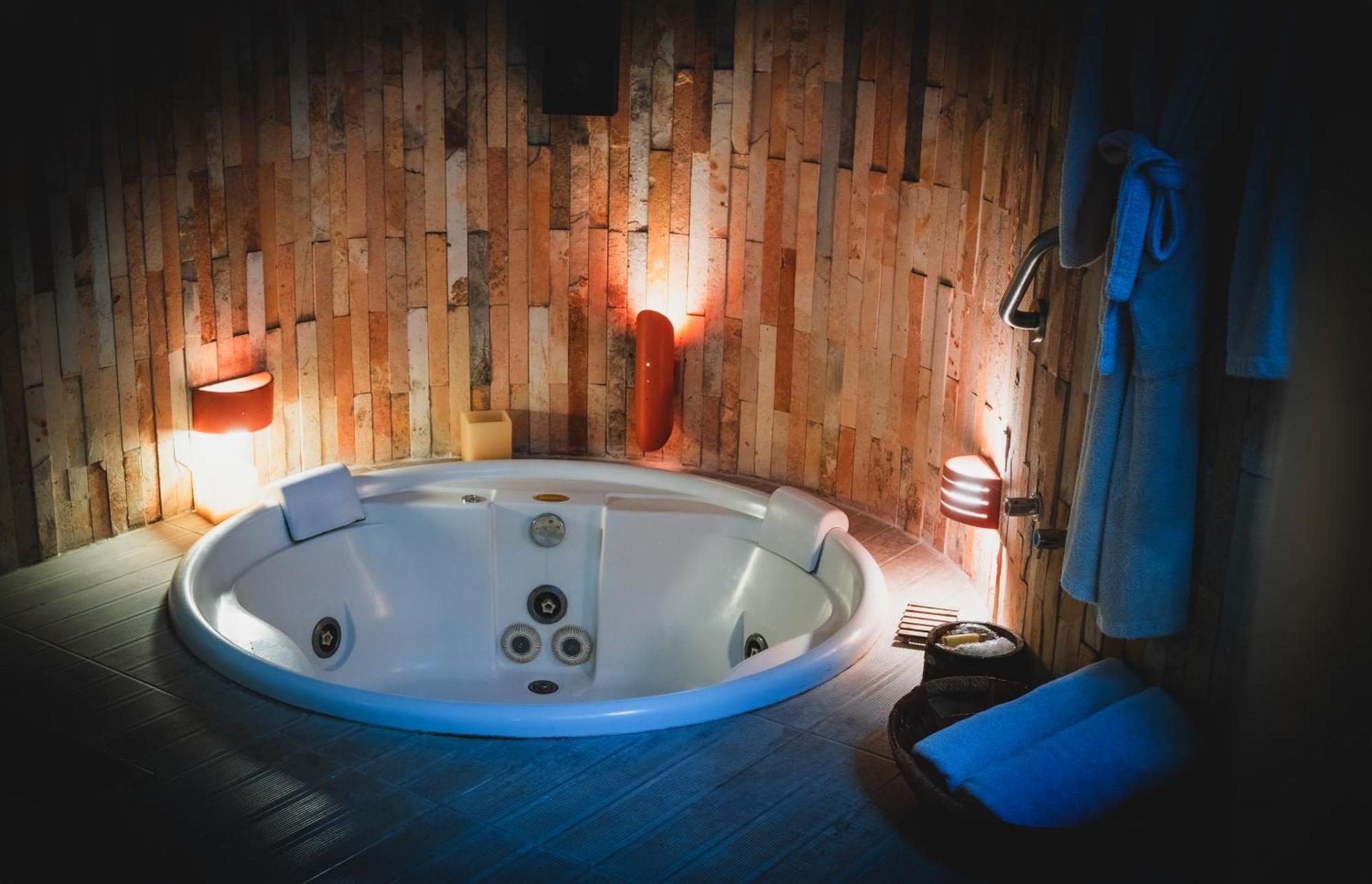 Deluxe Suite with Spa Bath
