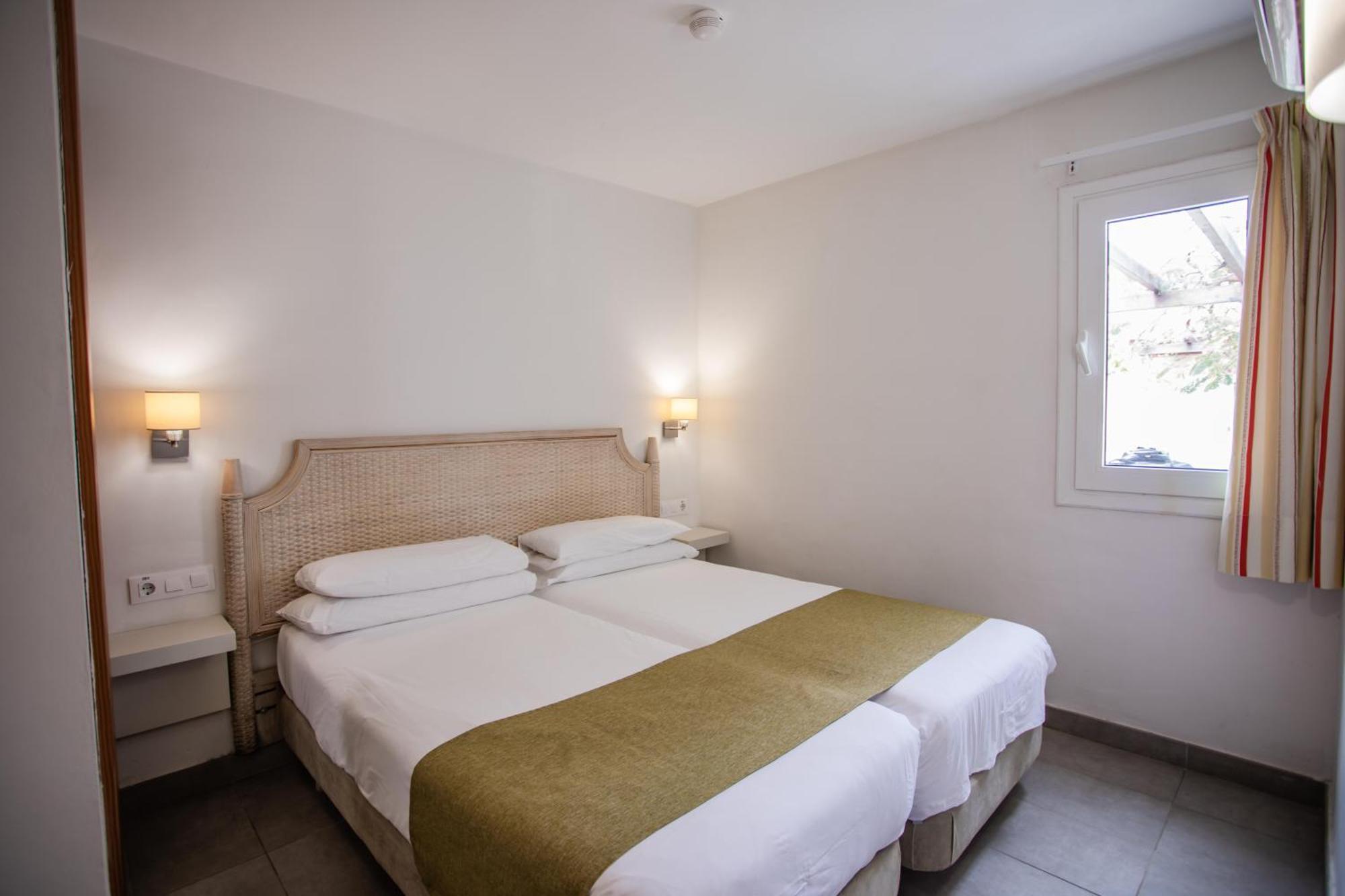 Classic One Bedroom Bungalow Pool Side