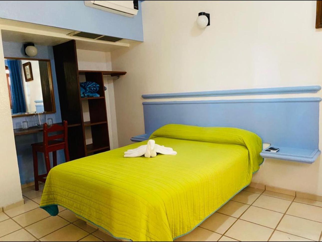 Habitación con cama grande
