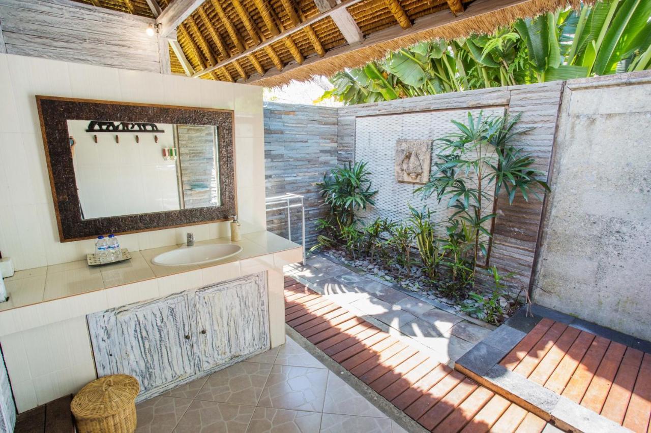 Deluxe One-Bedroom Huts with Garden View