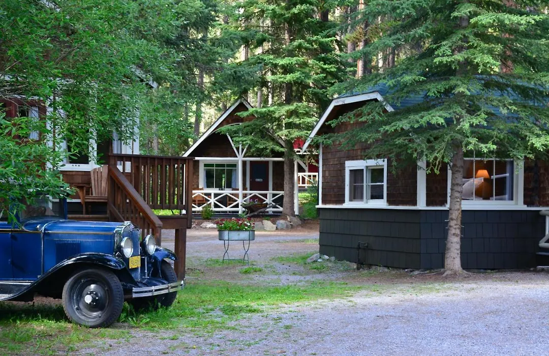 Johnston Canyon Lodge & Bungalows-1