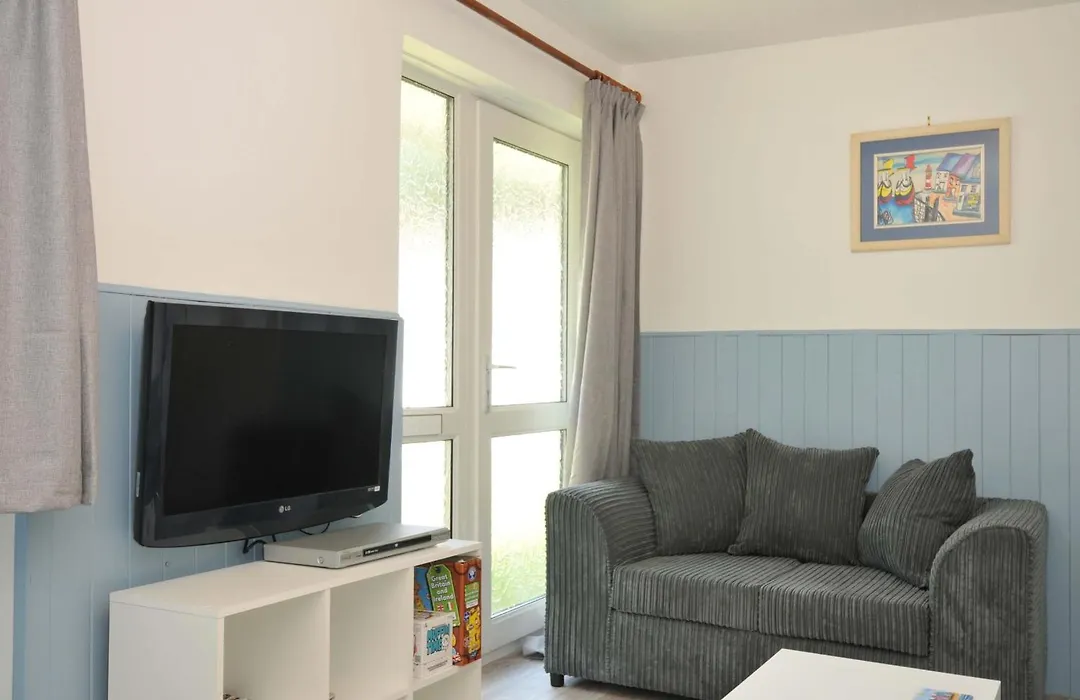 4 Rosecraddoc Lodge Holiday Bungalows-1