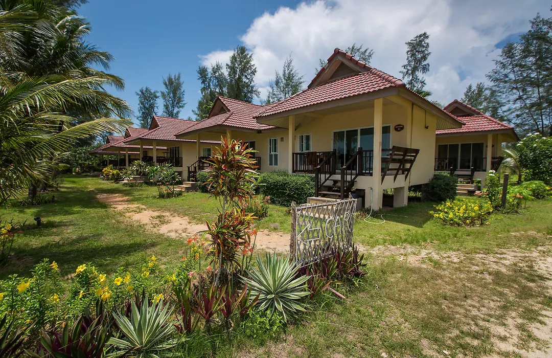 Pranee Beach Bungalows-1