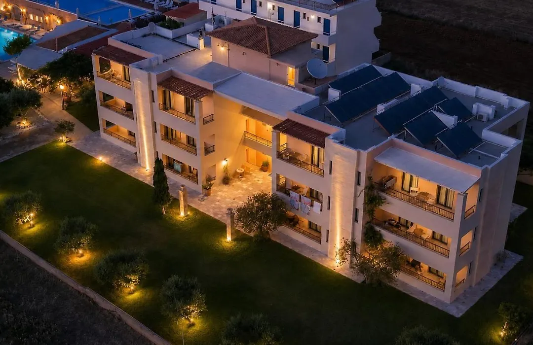 Golden Bay Apartments - Pool&Garden Retreat-1