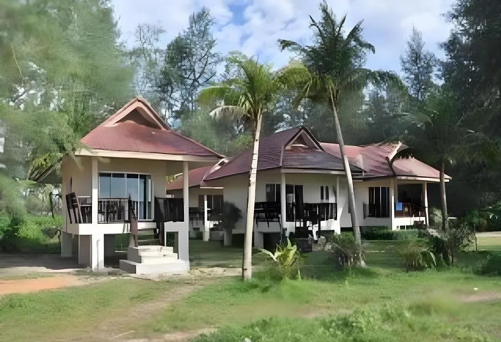 Pranee Beach Bungalows-1