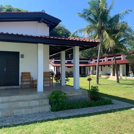Balong Balong Surf Bungalows & Restaurant-2