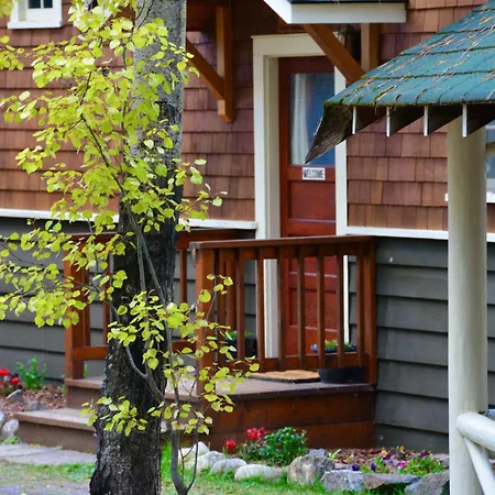 Johnston Canyon Lodge & Bungalows-2