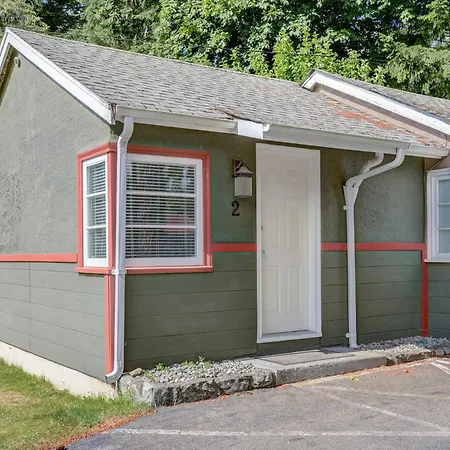 Malahat Bungalows Motel-2