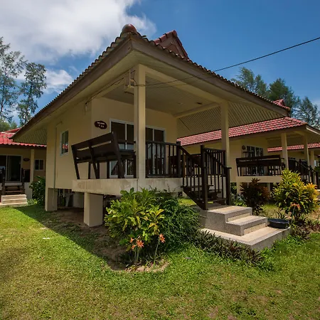 Pranee Beach Bungalows-2