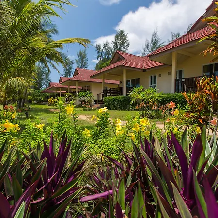Pranee Beach Bungalows-3