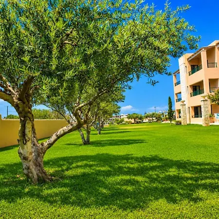 Golden Bay Apartments - Pool&Garden Retreat-3