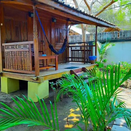 Zipp Bar Restaurant & Bungalows-3